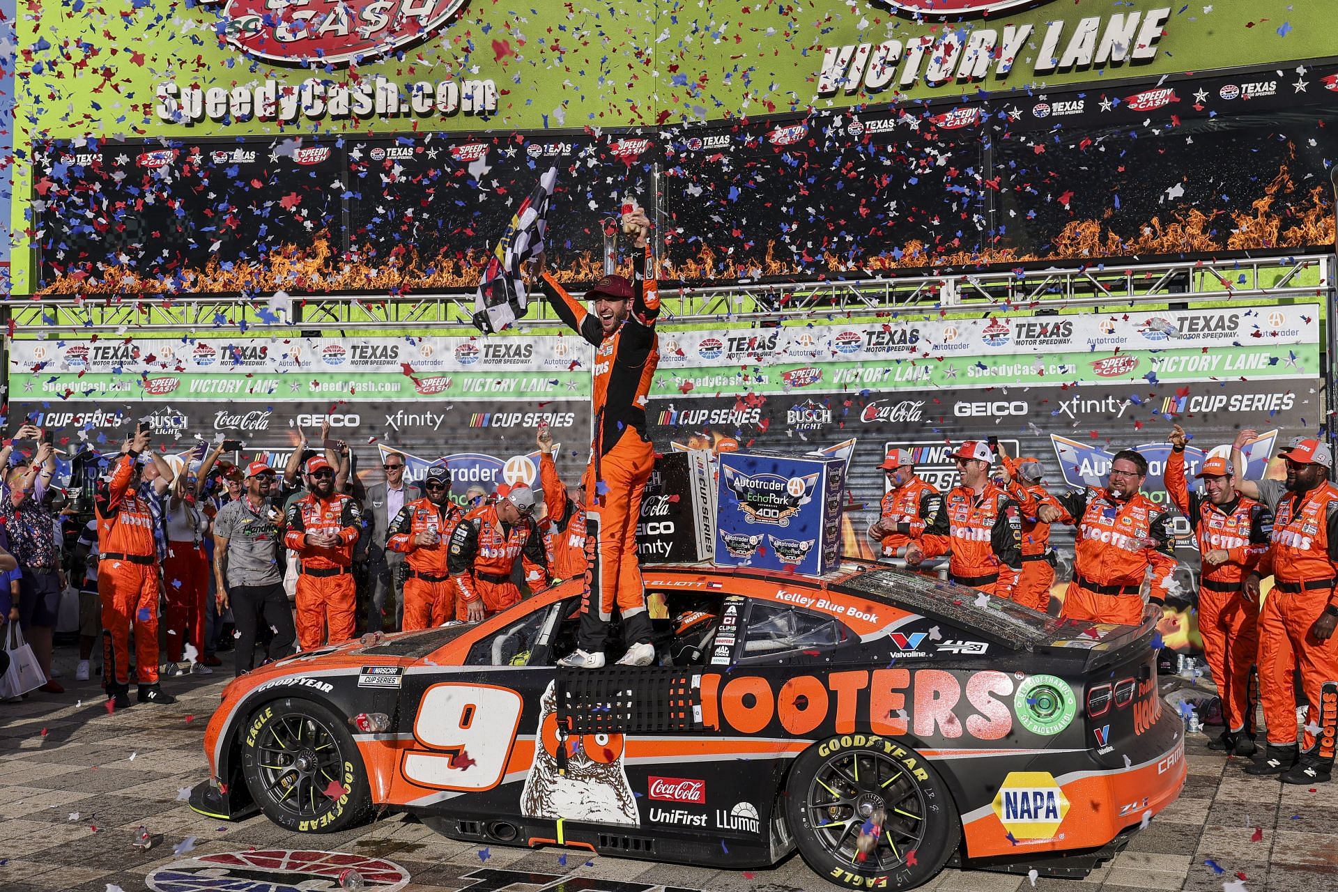 Chase Elliott in the #9 Hooters Chevy (Source: Getty)