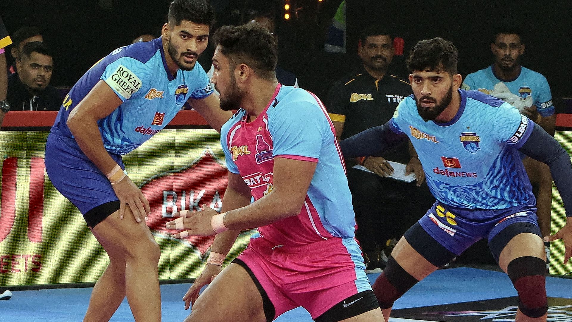 Sunil Kumar playing for Jaipur Pink Panthers against Bengal Warriorz (Image via PKL Media)