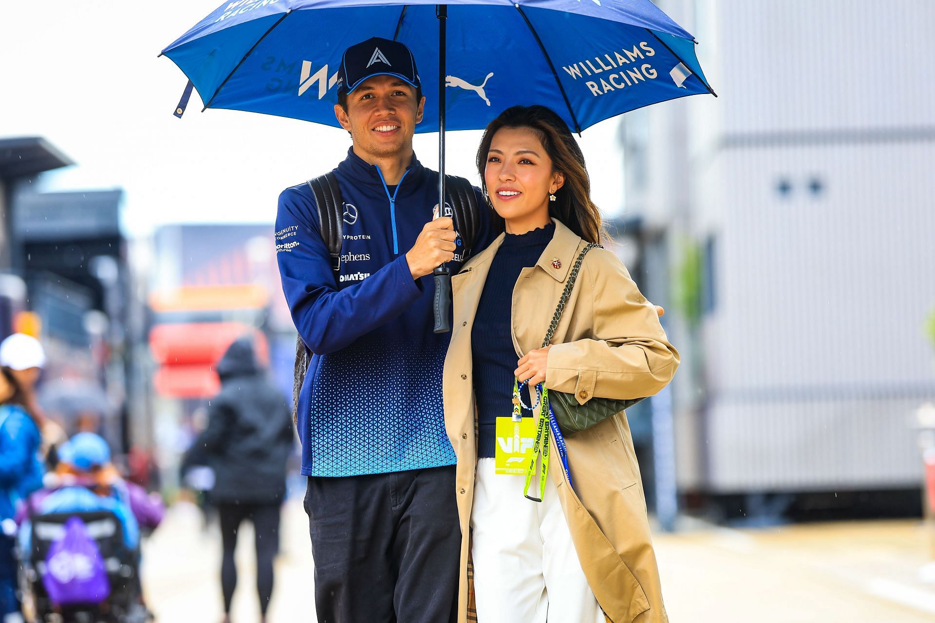 “My fave grid couple”: F1 fans swoon over Alex Albon and girlfriend ...