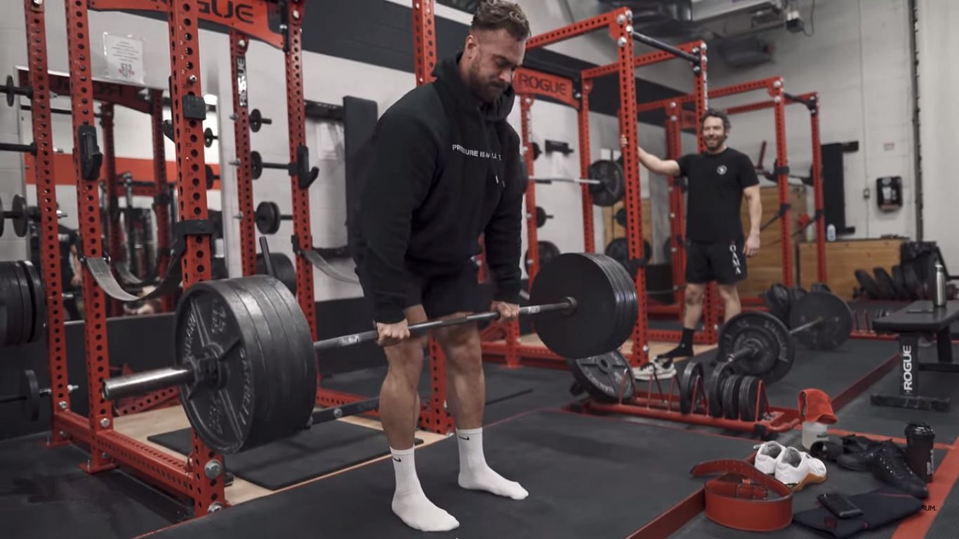 Chris Bumstead doing a deadlift