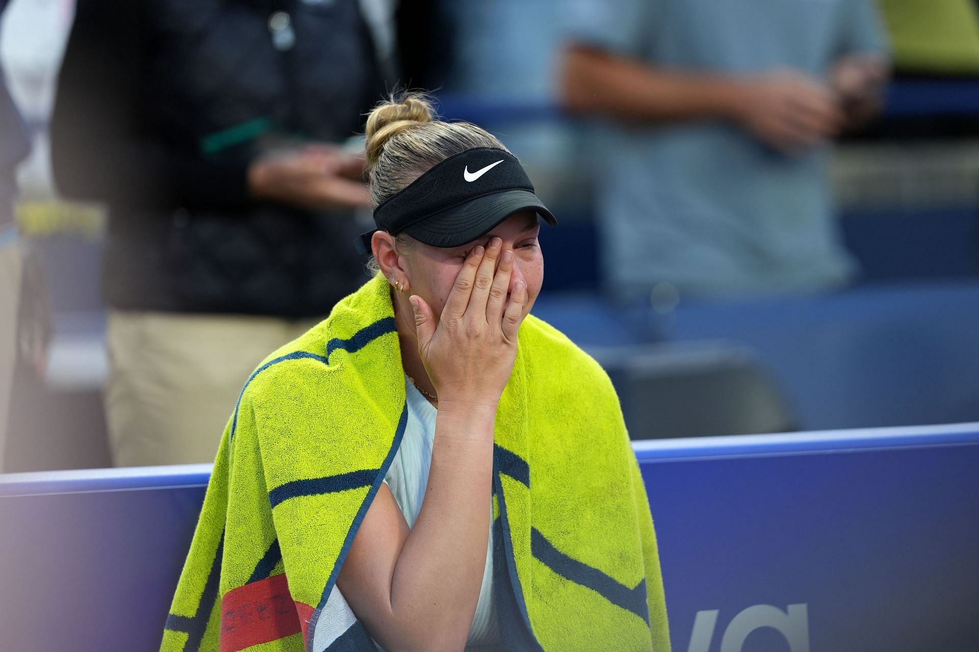 Amanda Anisimova wiping away her tears (Source: Getty)