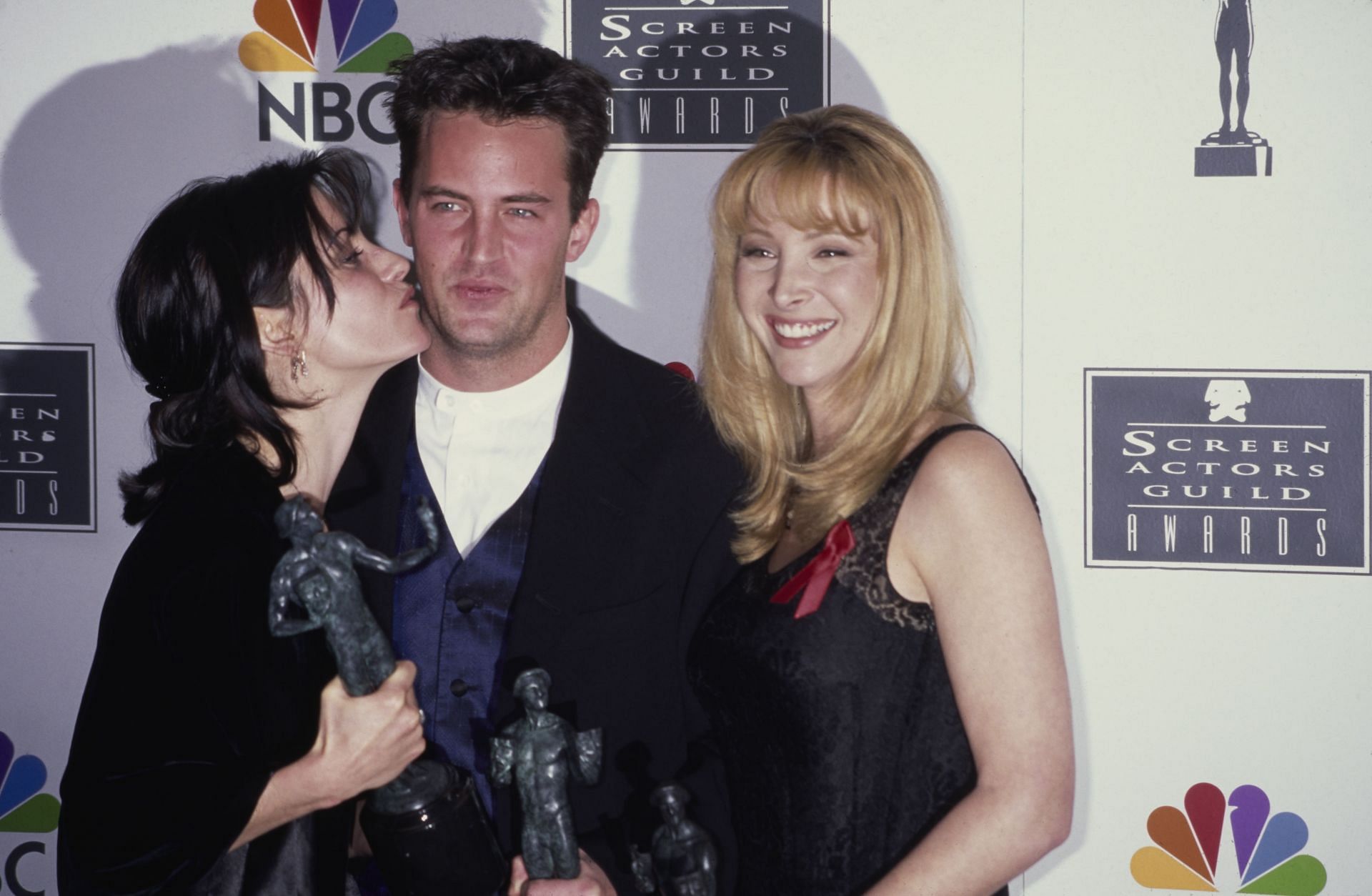 Perry with his Friends co-stars (Image via Getty)