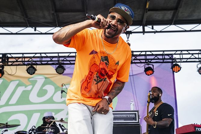"The disrespect!" — Internet reacts to Juvenile exiting plane after American Airlines tried to move him from first class to coach