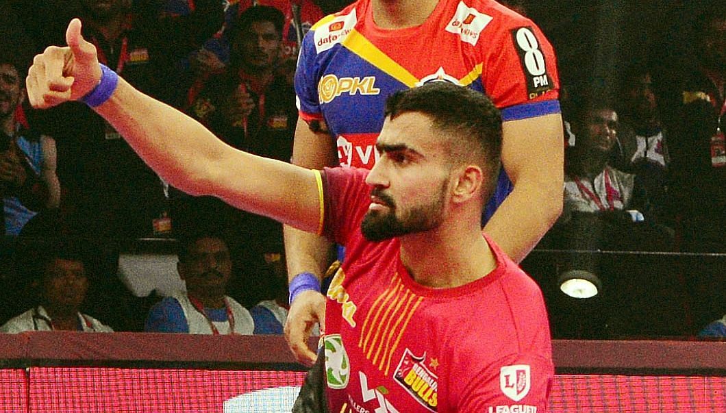 Bharat Hooda playing for the Bengaluru Bulls against the UP Yoddhas in PKL 10 (Image via PKL 10)