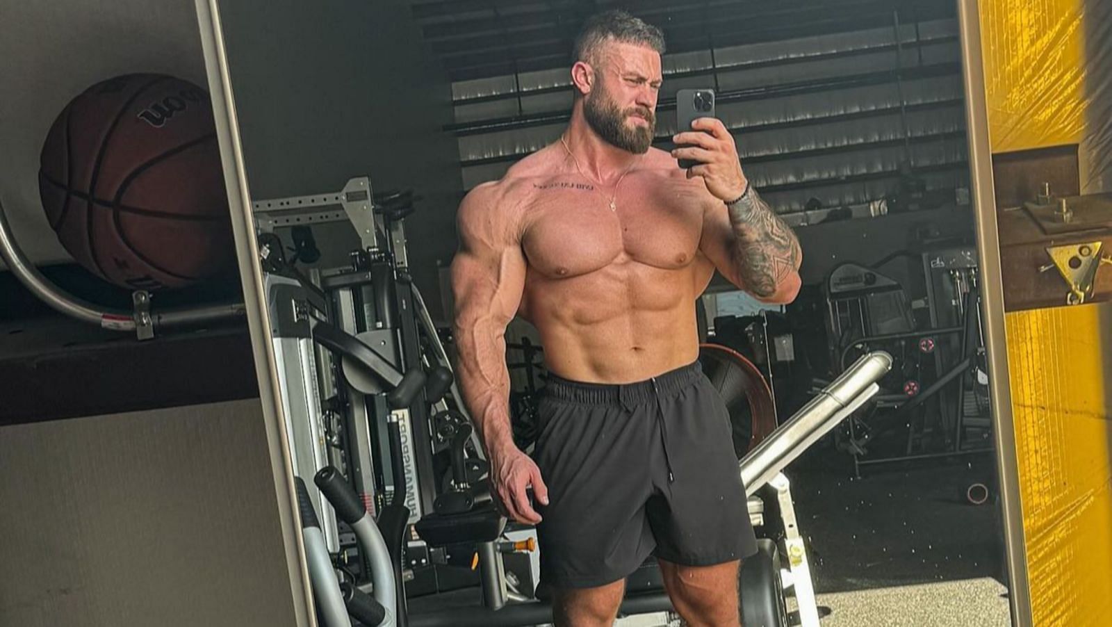 Chris Bumstead training barefoot