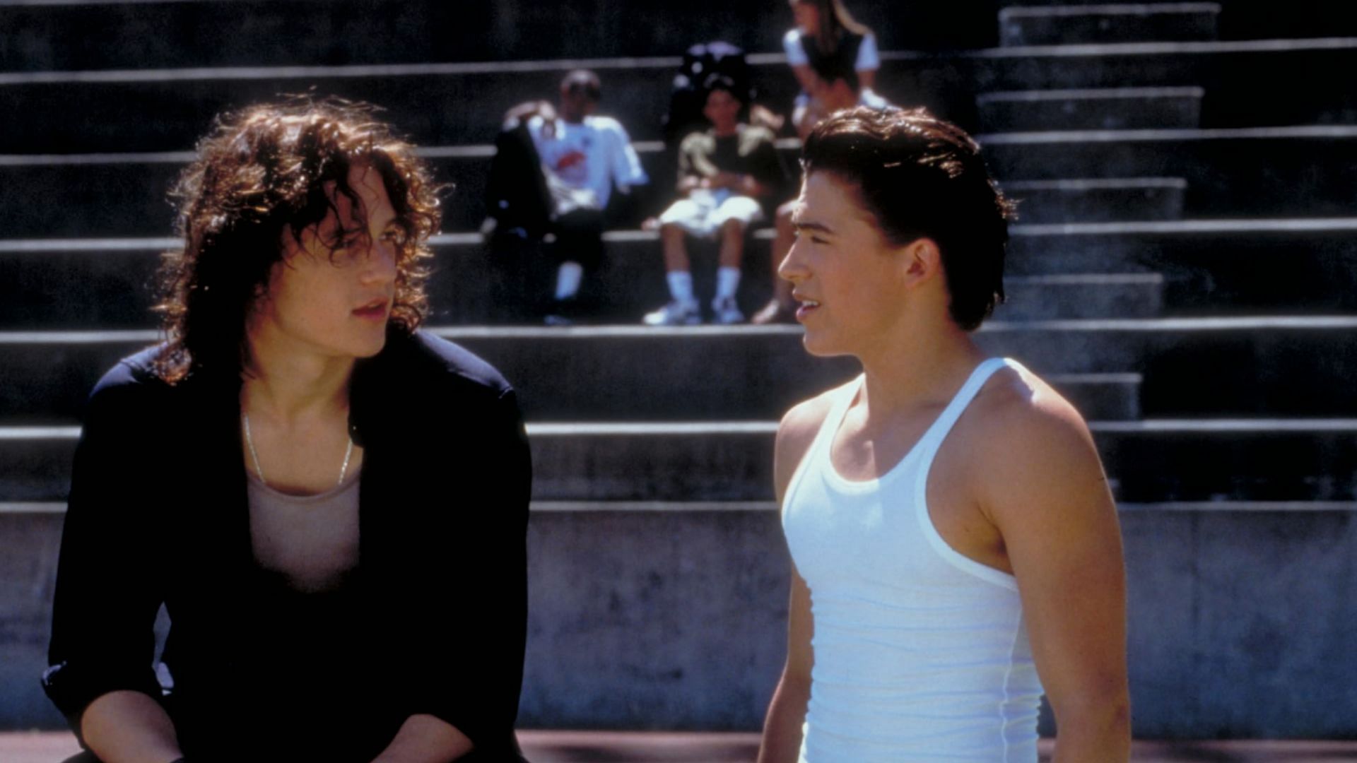 Joey paying Patrick to date Kat in 10 Things I Hate About You (Image via Touchstone Pictures)