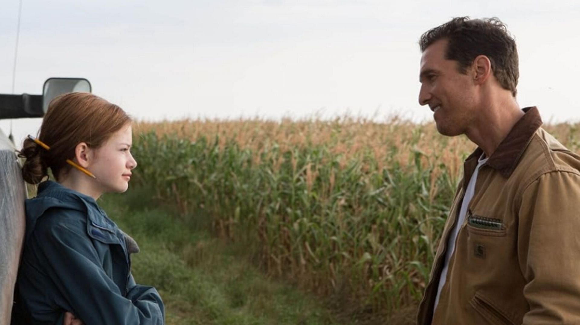 Matthew McConaughey, Mackenzie Foy (image via Paramount pictures)