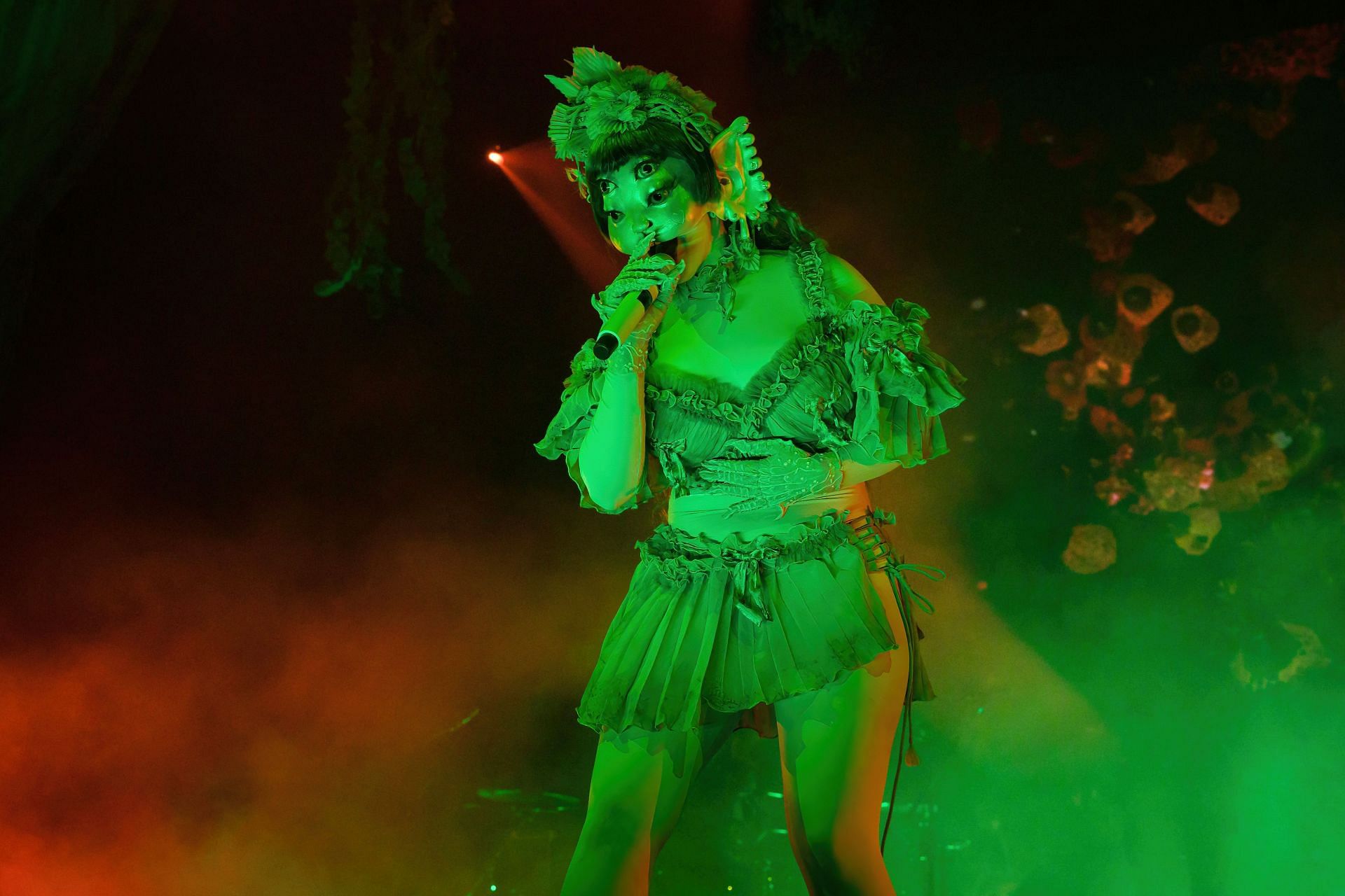 Melanie performing in Berlin in a mask, (Photo by Frank Hoensch/Redfer)