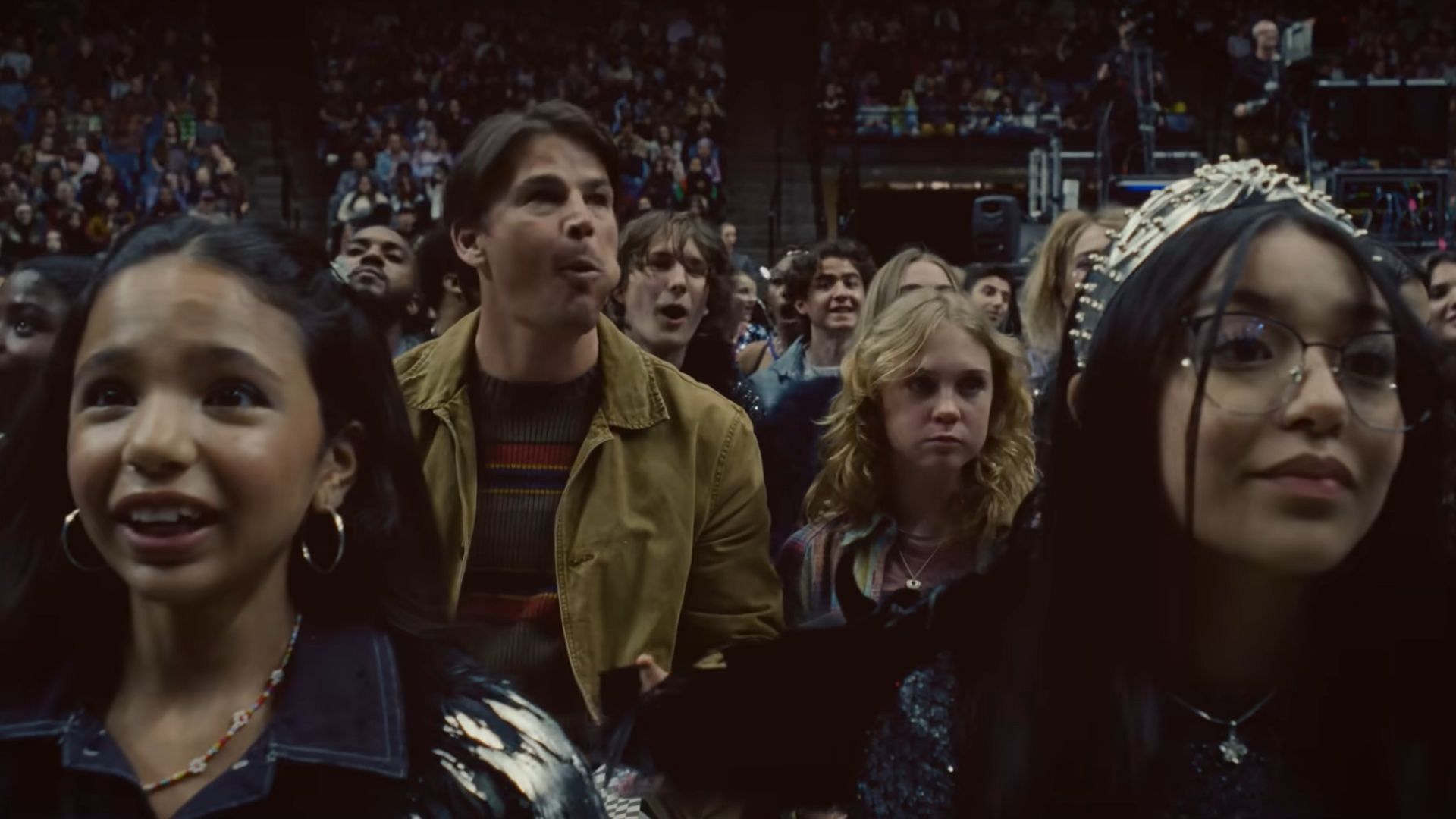 Cooper brings his daughter Riley to the concert (Image via Warner Bros. Pictures)