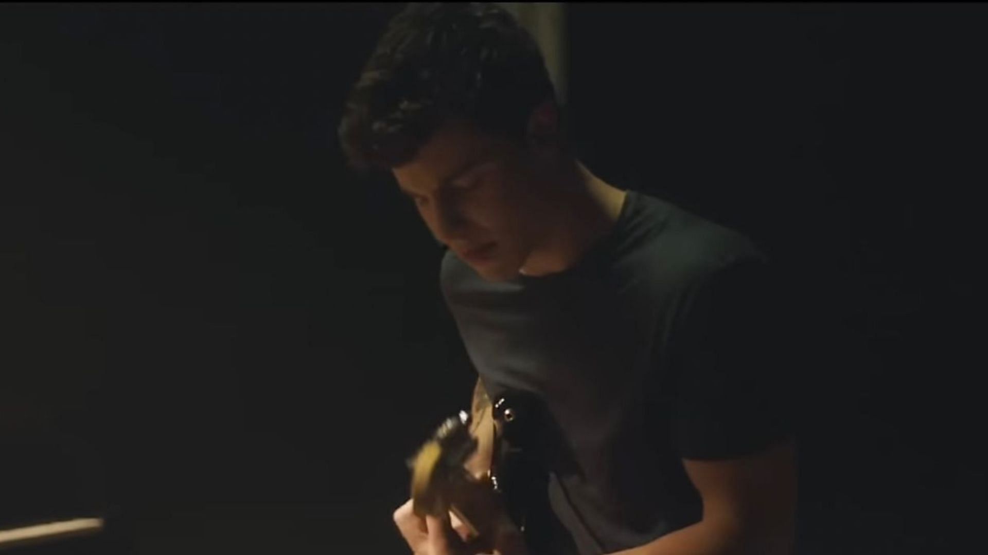 Still from Mercy (Image via Youtube/Shawn Mendes)