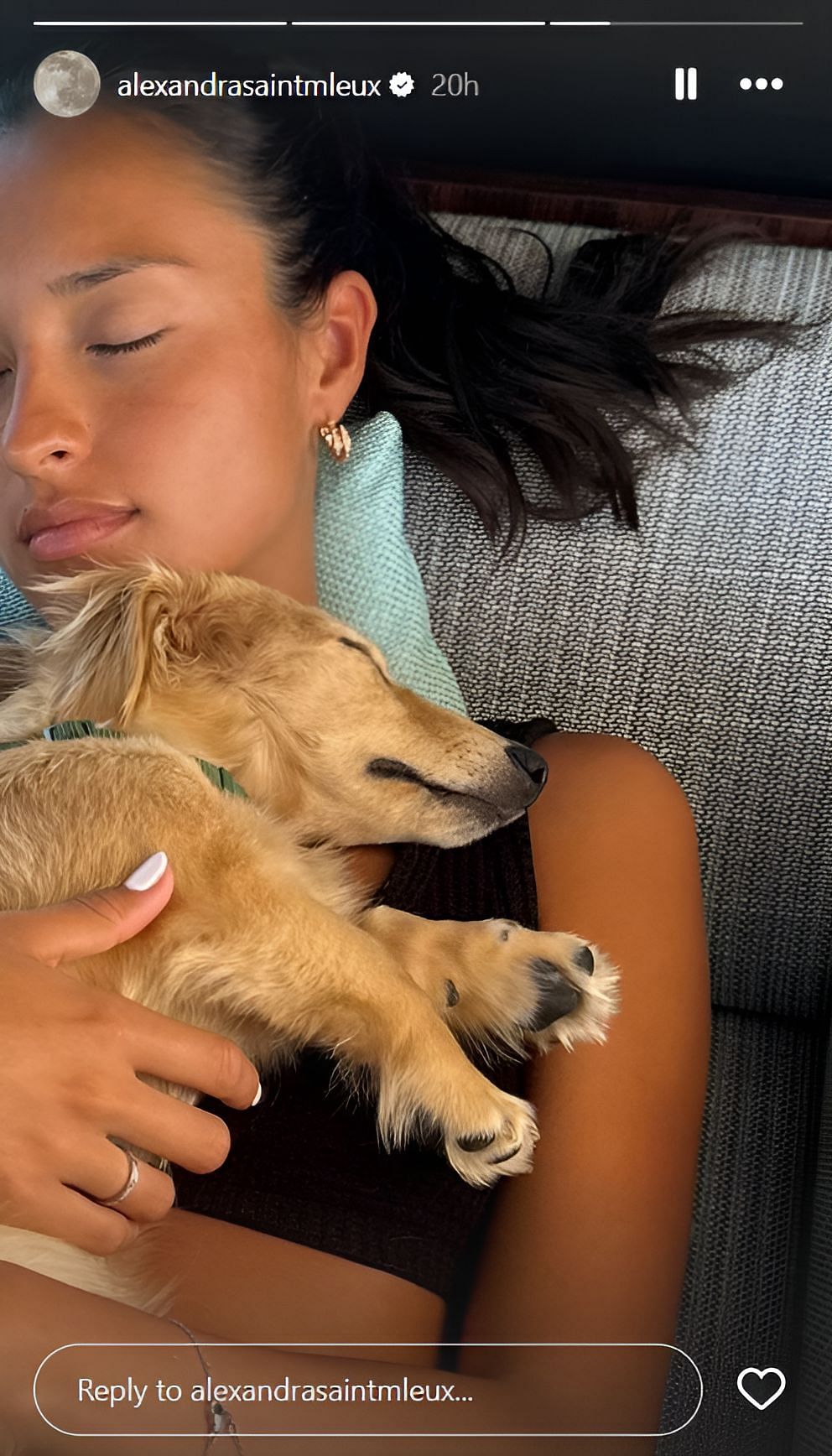 Alexandra Saint Mleux with Charles Leclerc&#039;s pet dog Leo (Source: @alexandrasaintmleux on Instagram)