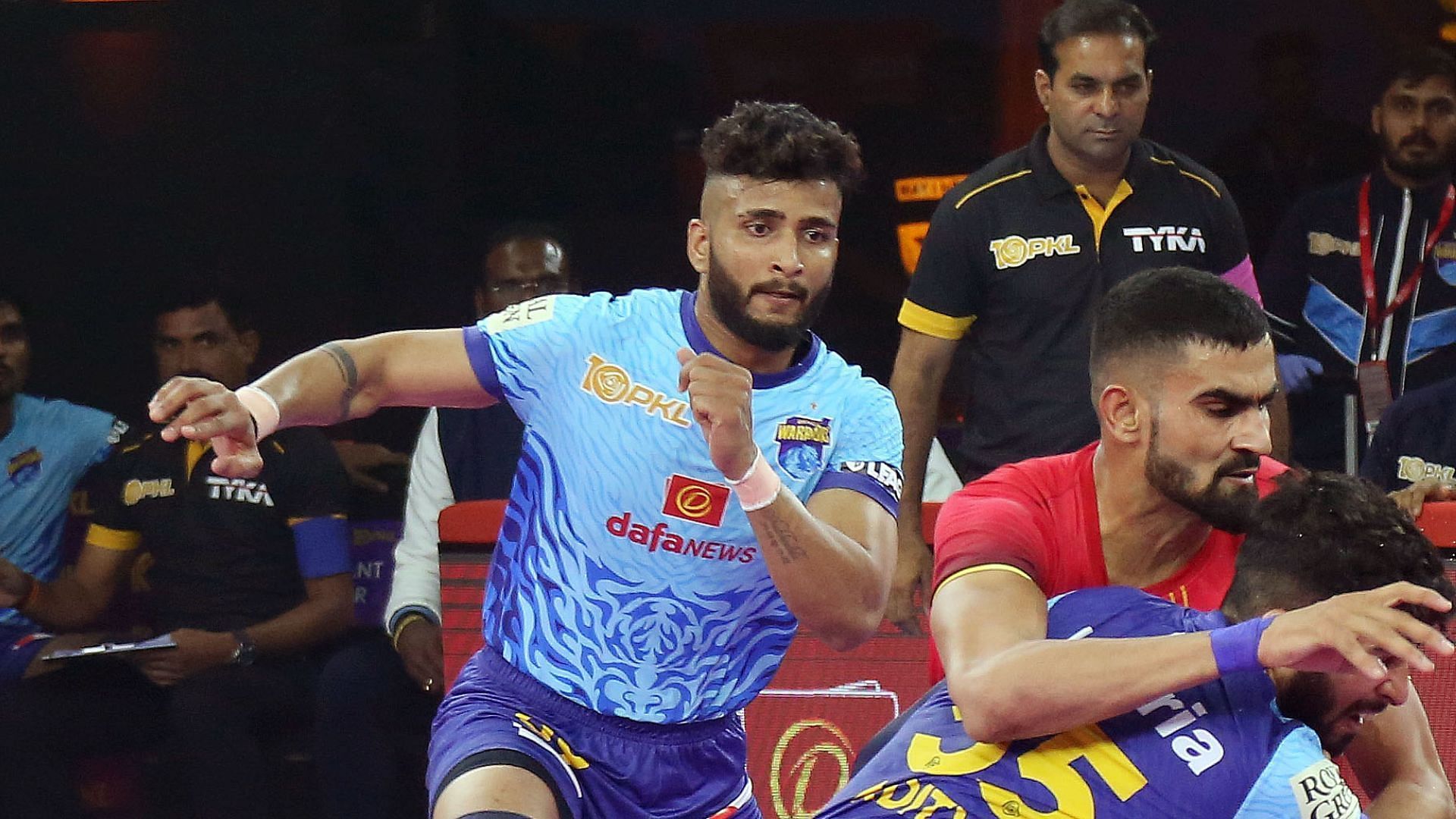 Shubham Shinde in action for Bengal Warriorz during PKL season 10 (Image Via: PKL)