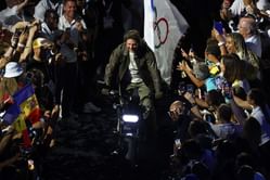 "A real legend right there!"— Fans react to Tom Cruise's Olympic closing ceremony stunt