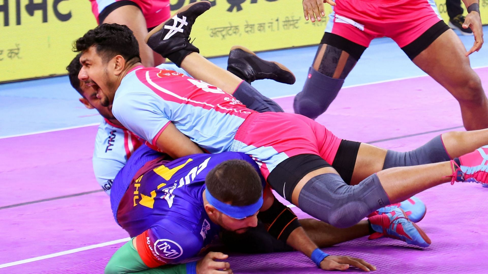 Sahul Kumar playing for the Jaipur Pink Panthers against the Dabang Delhi KC in PKL 10 (Image via PKL Media)