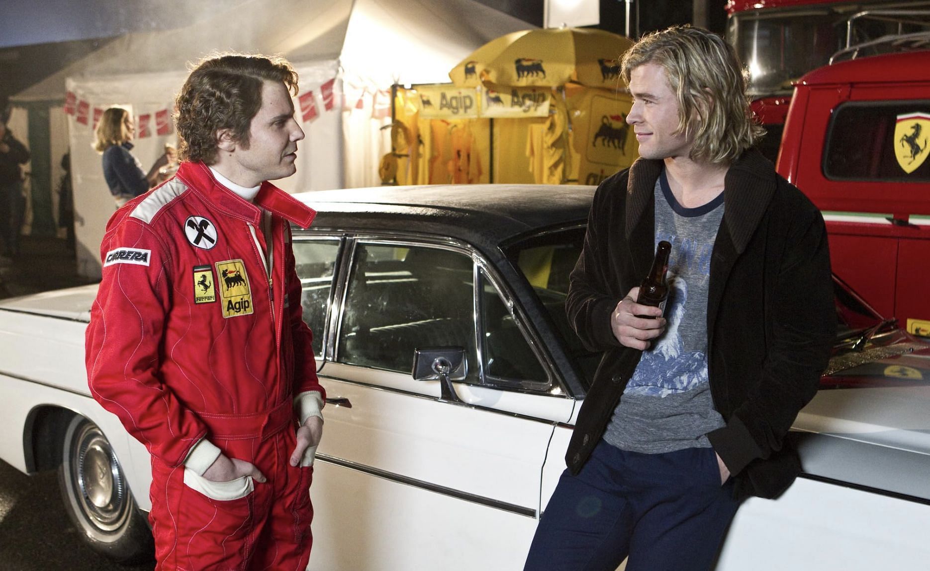 Daniel Br&uuml;hl and Chris Hemsworth in Rush (Image via Universal Pictures)