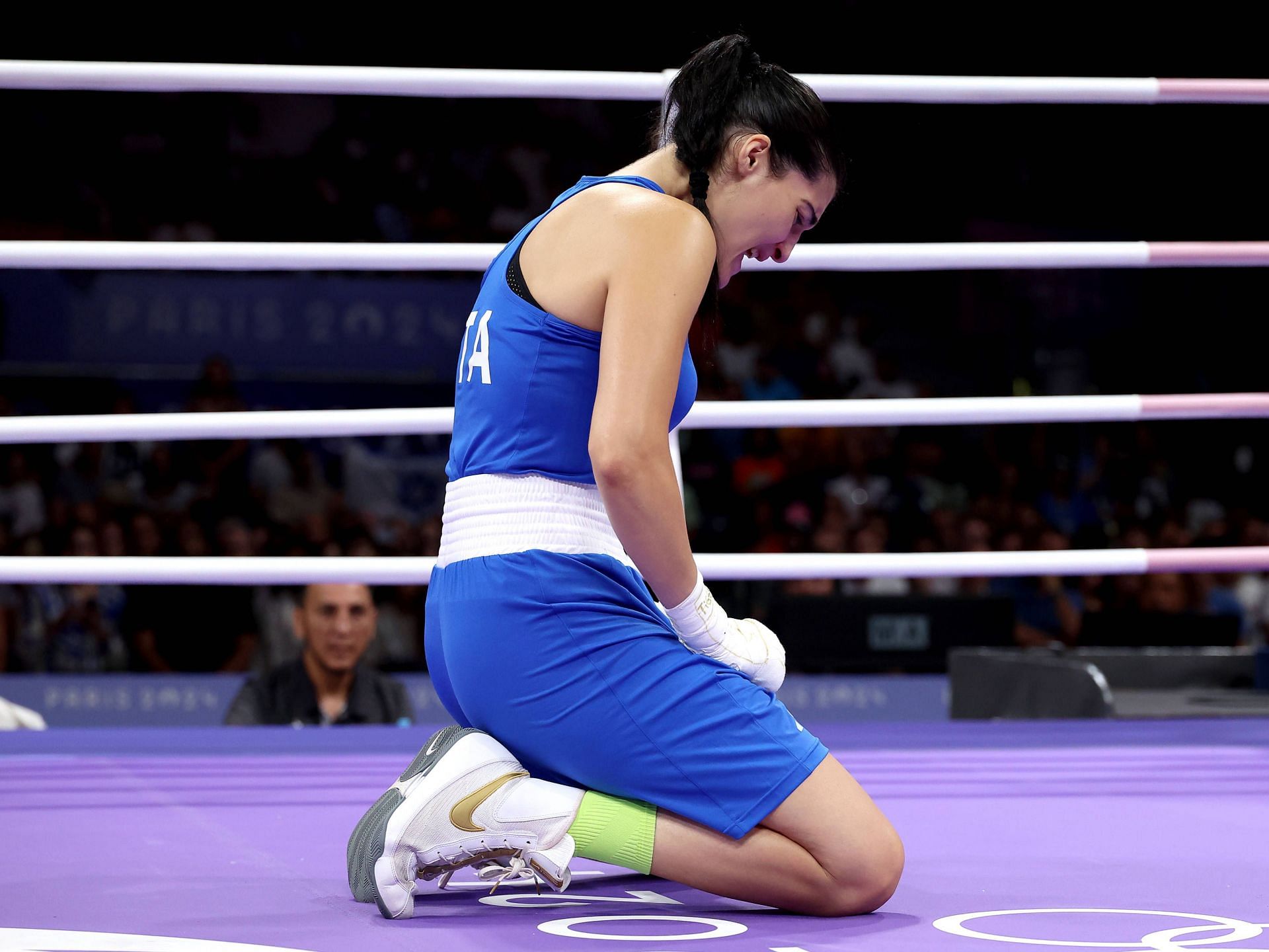 Angela Carini of Italy sinks to her knees after her defeat at the Paris Olympics [Image Source: Getty]