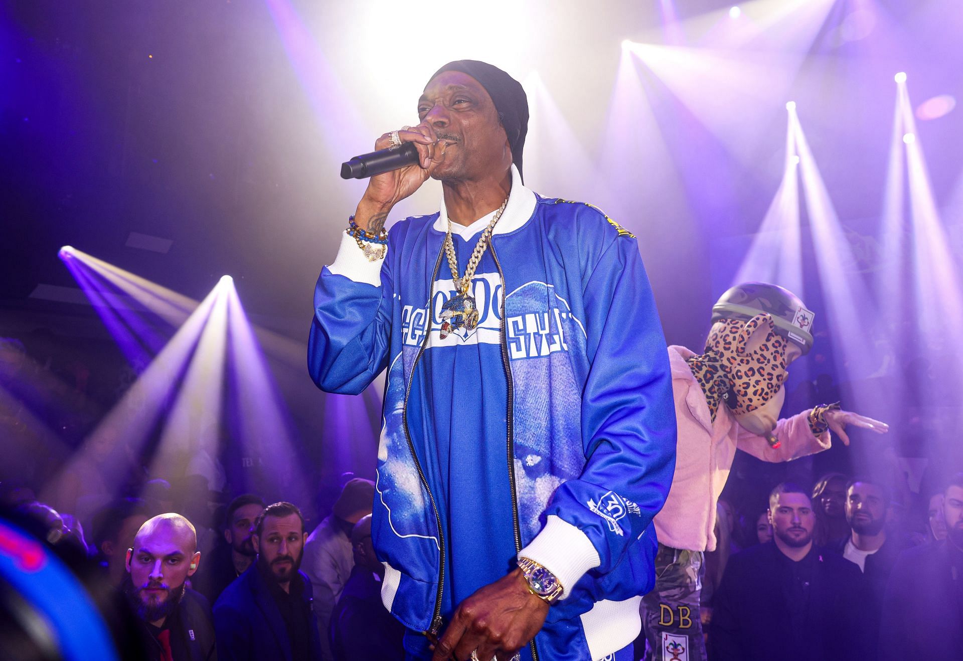 Snoop Dogg hosted a concert at Sacramento&#039;s Golden 1 Center in August 2023 (Image via Alexander Tamargo/Getty Images)