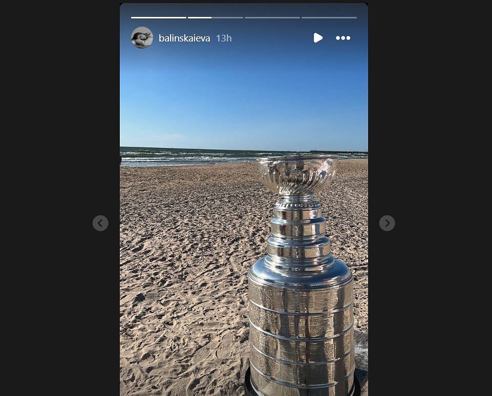 The Stanley Cup on the beach (IG/Ieva Balinska)