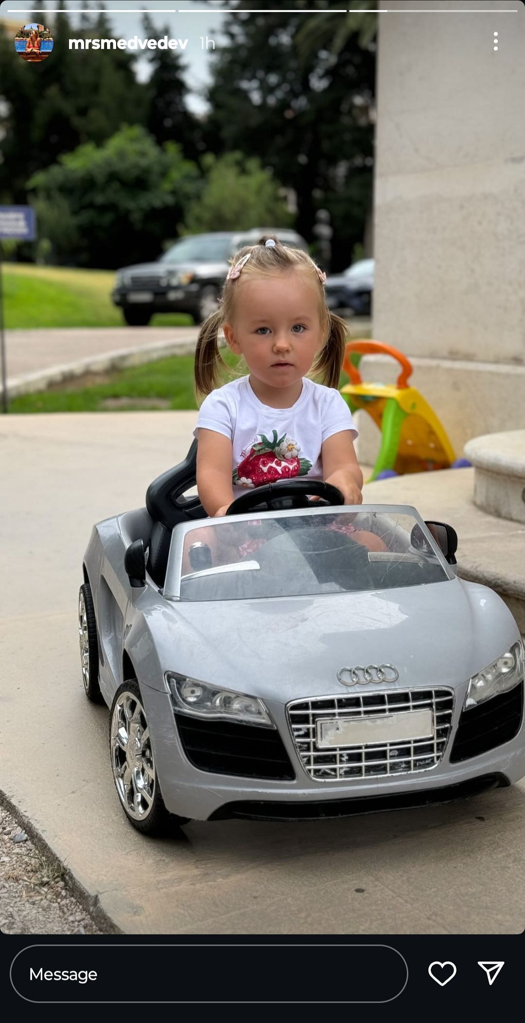 In Pictures: Daniil Medvedev's Daughter Alisa Adorably Rides Her Mini ...