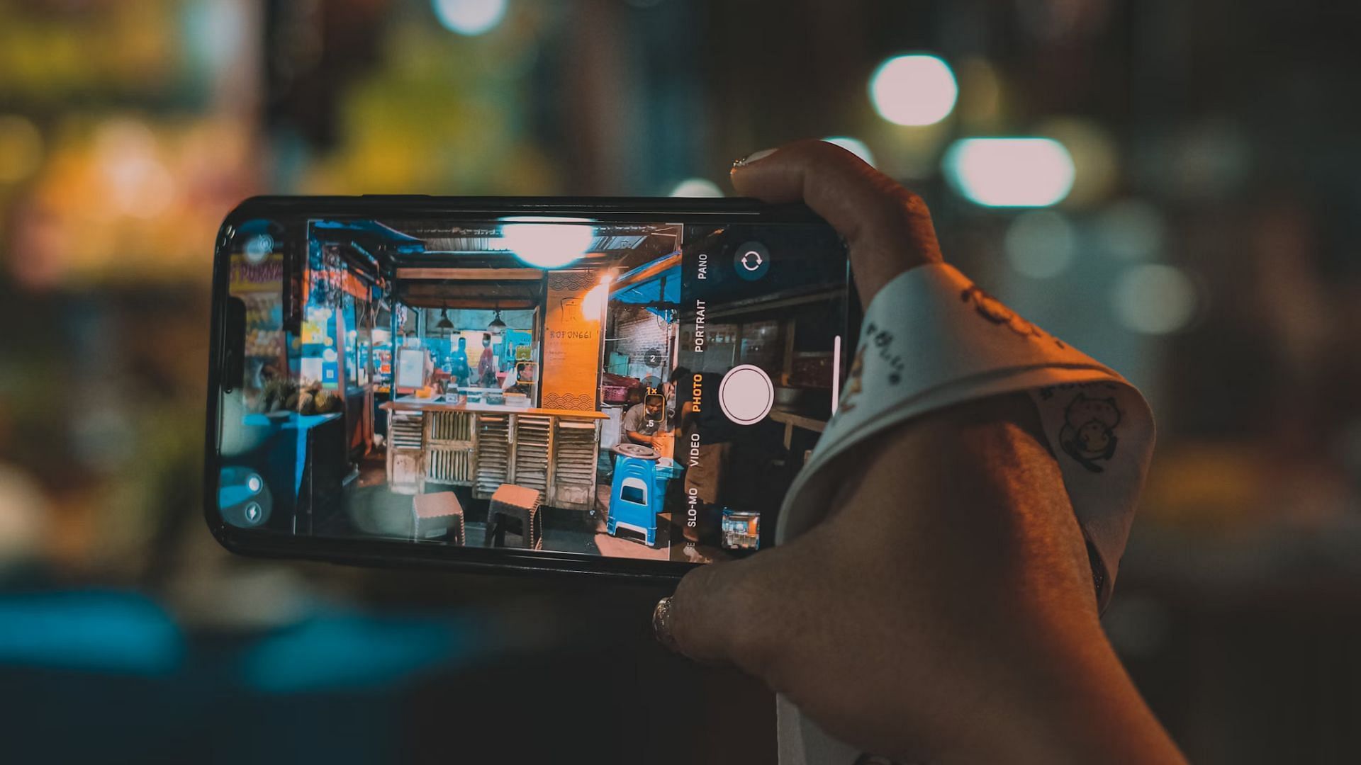 The best phones for vlogging (Image via Unsplash/@chauhoai)