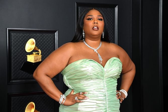 "That mental upgrade is the real flex" — Fans react to Lizzo teasing a new album about her fitness journey and emotional health