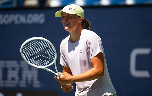 Iga Swiatek practices ahead of the US Open (Picture: Getty)