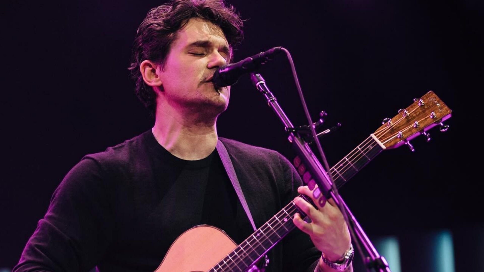 John Mayer revealed his new way of playing the guitar post his index finger injury (Image via Instagram/@johnmyer)