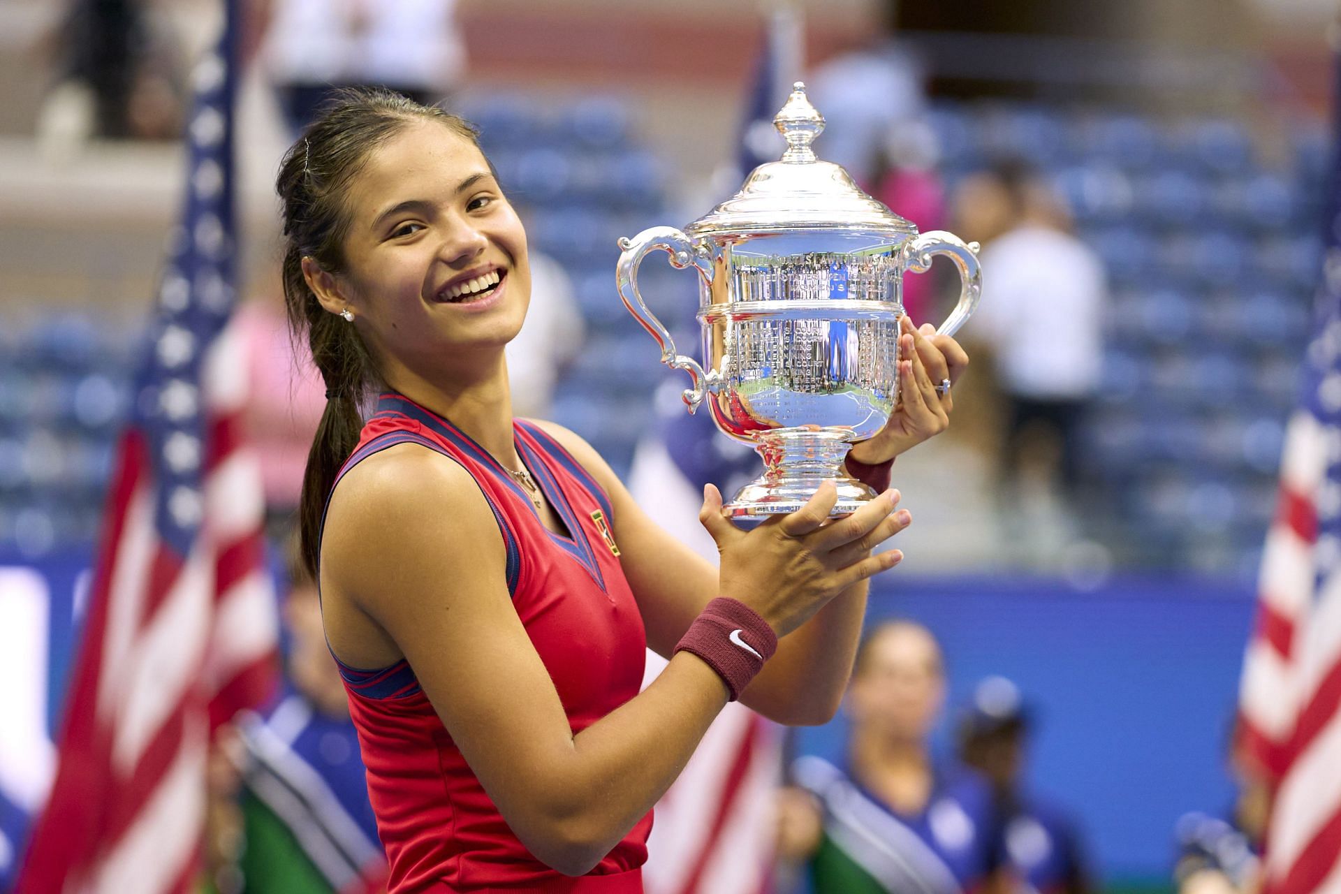 Raducanu poses with the US Open trophy (Source: Getty)