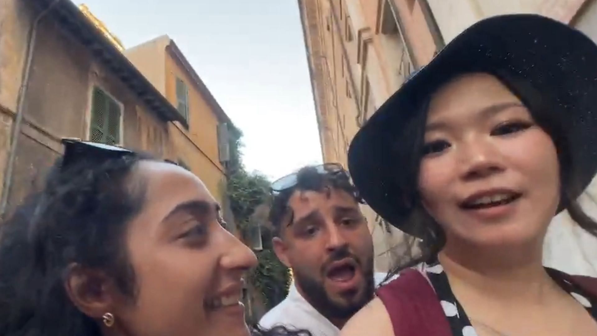 Hazunats was nearly the victim of a pickpocket &quot;group&quot; during a livestream from Italy (Image via hazunats/Twitch)