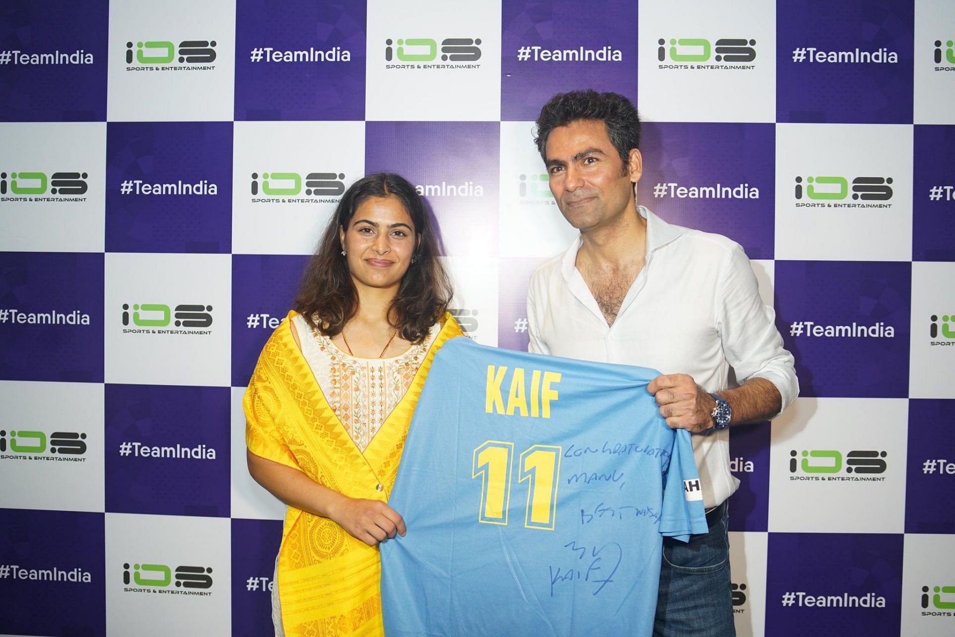 Mohammad Kaif and Manu Bhaker exchanging jerseys (Image Credits: Mohammad Kaif/X)