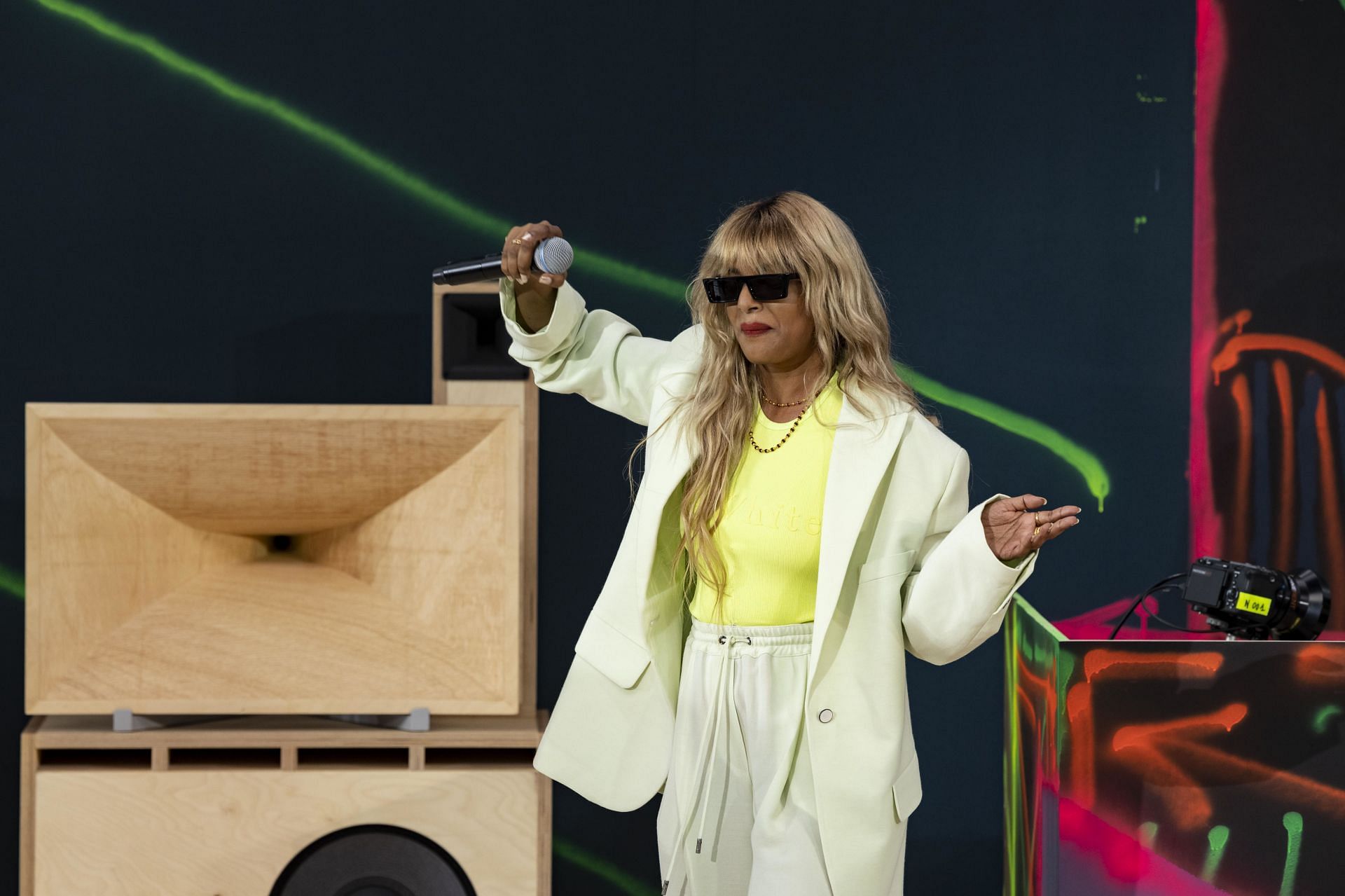 M.I.A. singer performs at OFF-WHITE Fall Winter 2021 collection runway on July 2021 - Paris, France. 04/07/2021 - Source: Getty