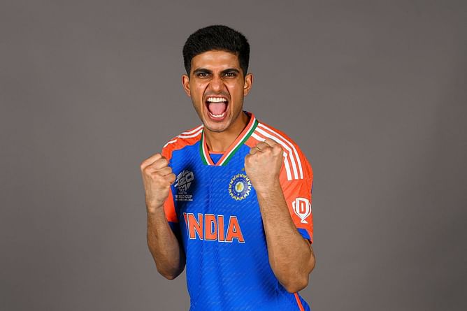 [Watch] Shubman Gill takes a sharp and composed catch by the boundary line to dismiss Kusal Mendis in 3rd IND vs SL ODI