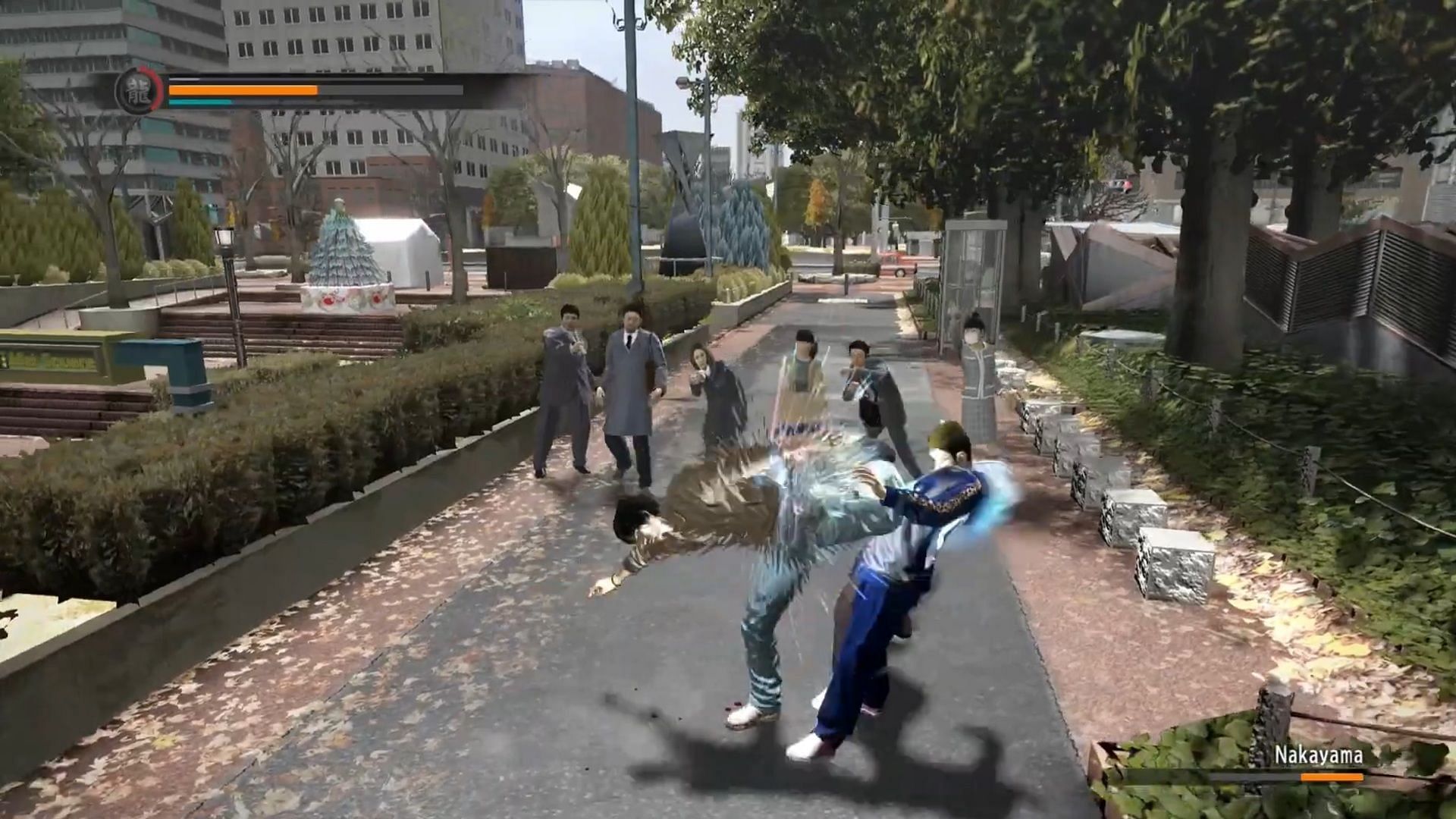 Yakuza 5&#039;s Shinada attacking an enemy (Image via SEGA)