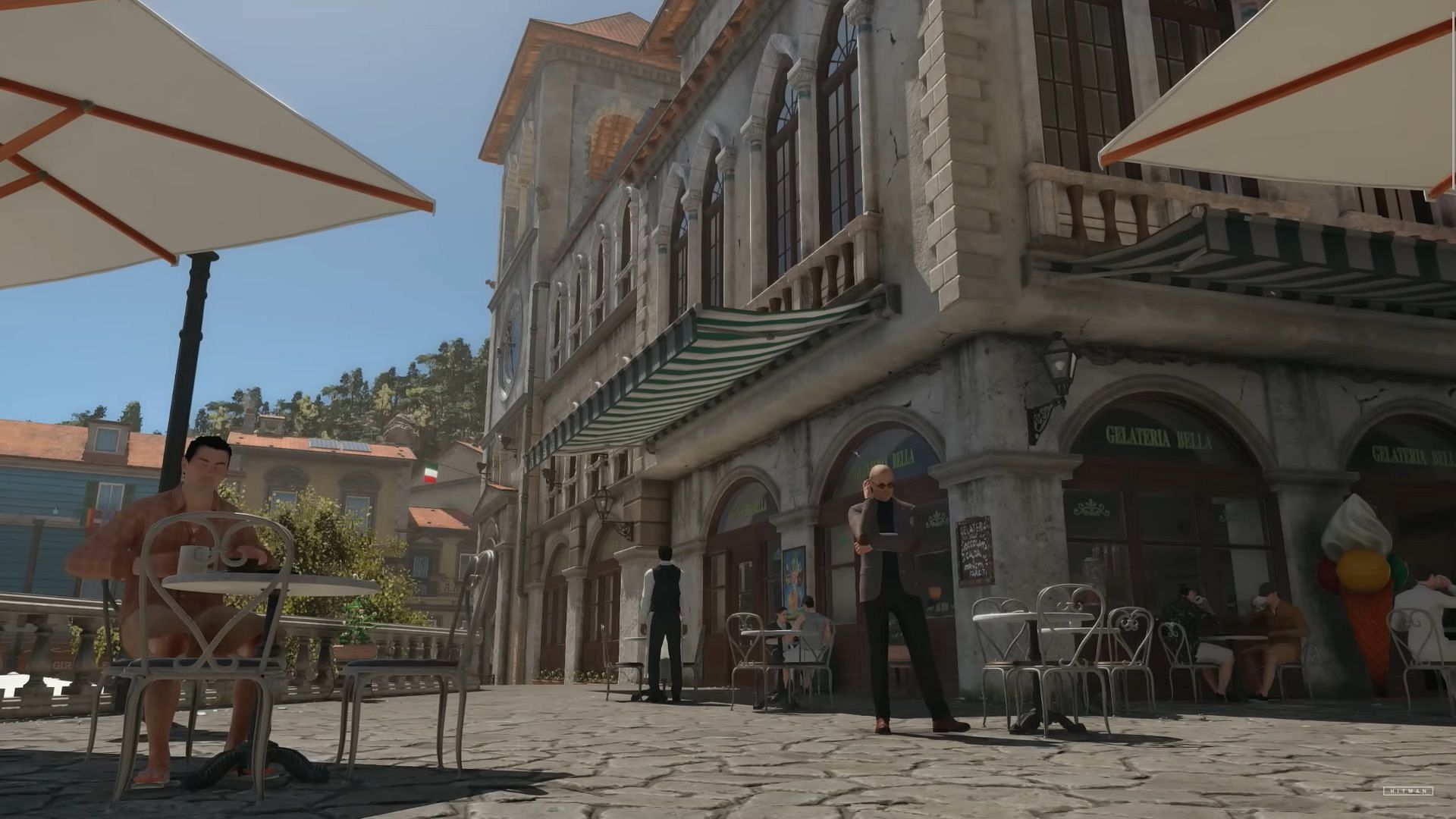 Agent 47 discreetly blends into the picturesque alleyways of Sapienza (Image via IO Interactive)