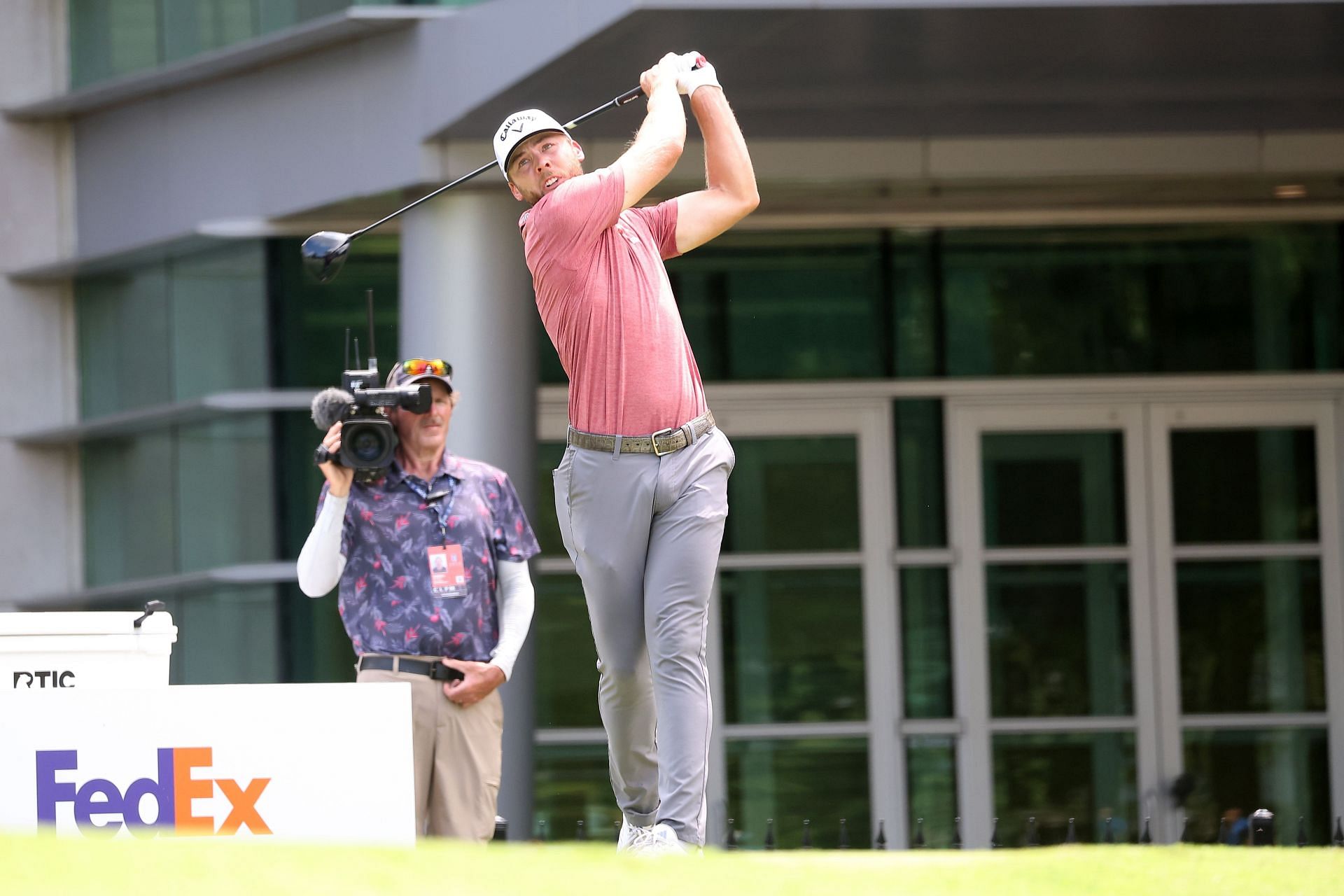 Sam Burns starts the Tour Championship four under (Image via Getty)