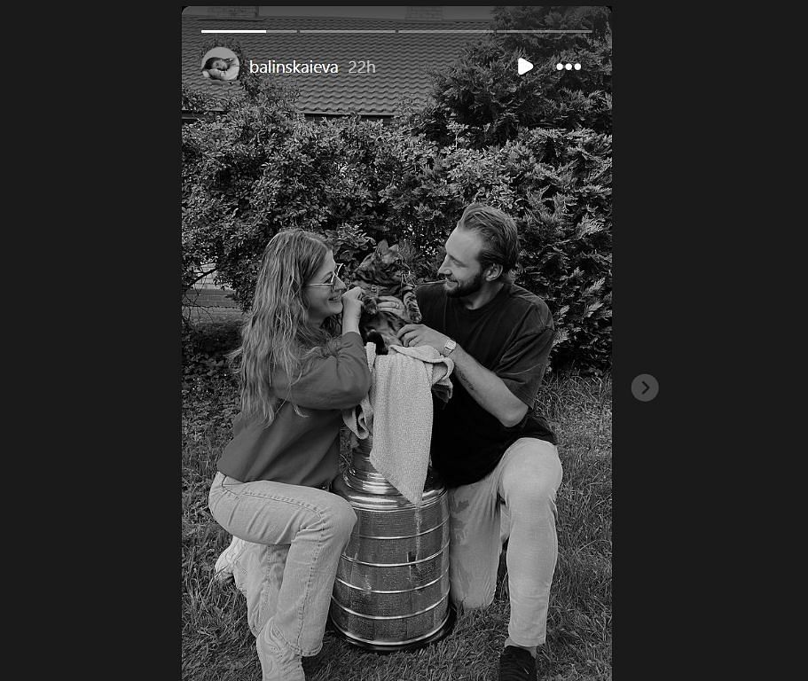 The couple sat for a photograph with the Stanley Cup (IG/Ieva Balinska)