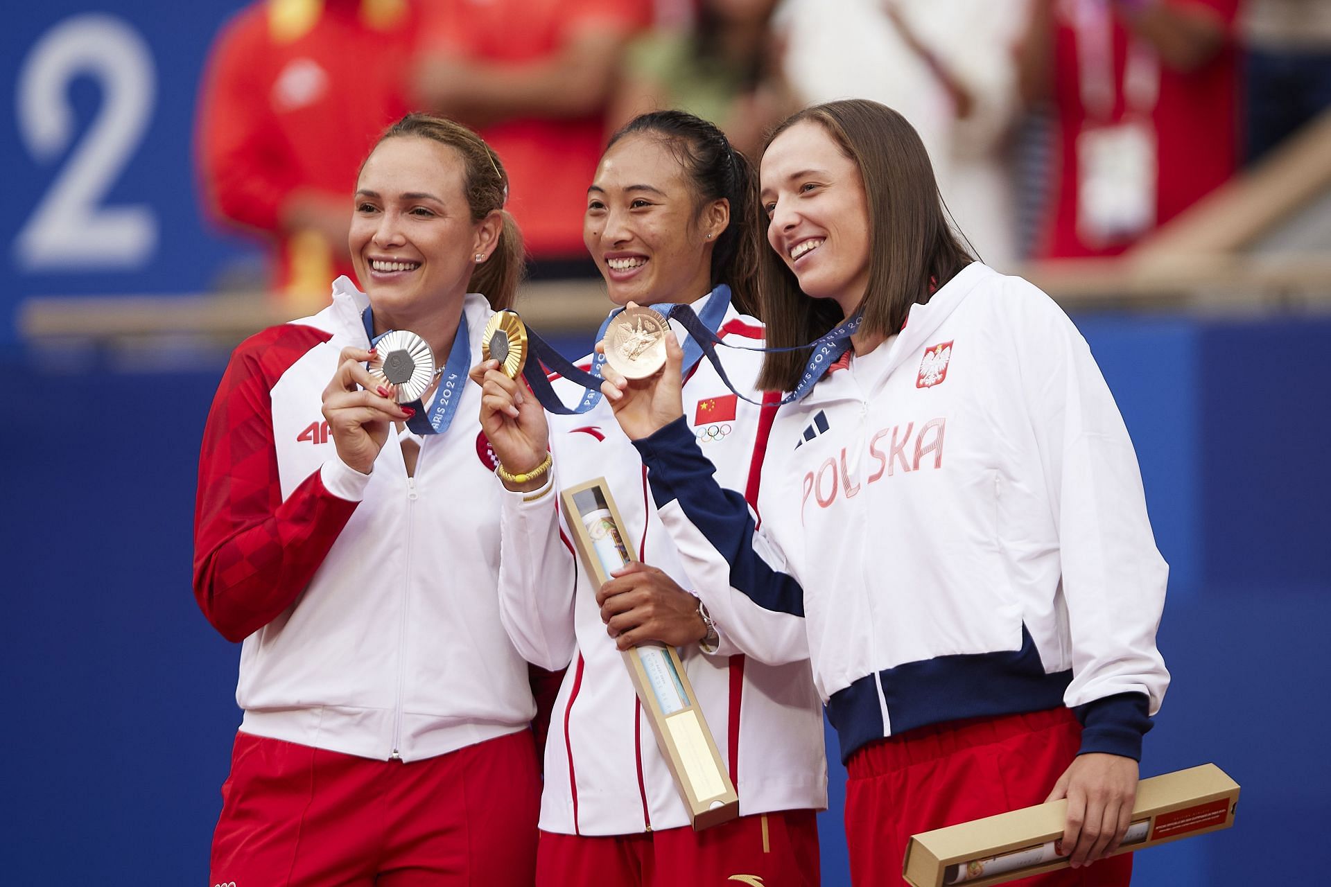 Donna Vekic, Zheng Qinwen and Iga Swiatek with their Paris Olympics medals (Source: Getty)