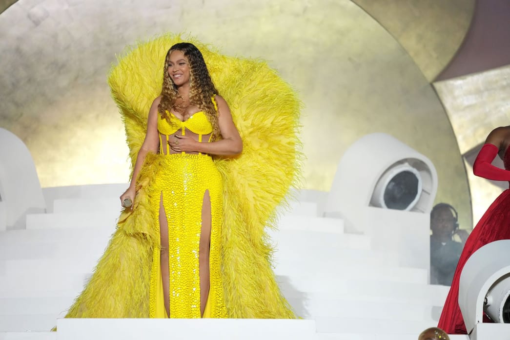 Does Beyonce have pets? Singer's photo with Blue Ivy and baby tiger ...