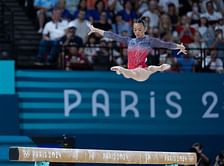WATCH: Suni Lee falls off the balance beam during the final at the Paris Olympics