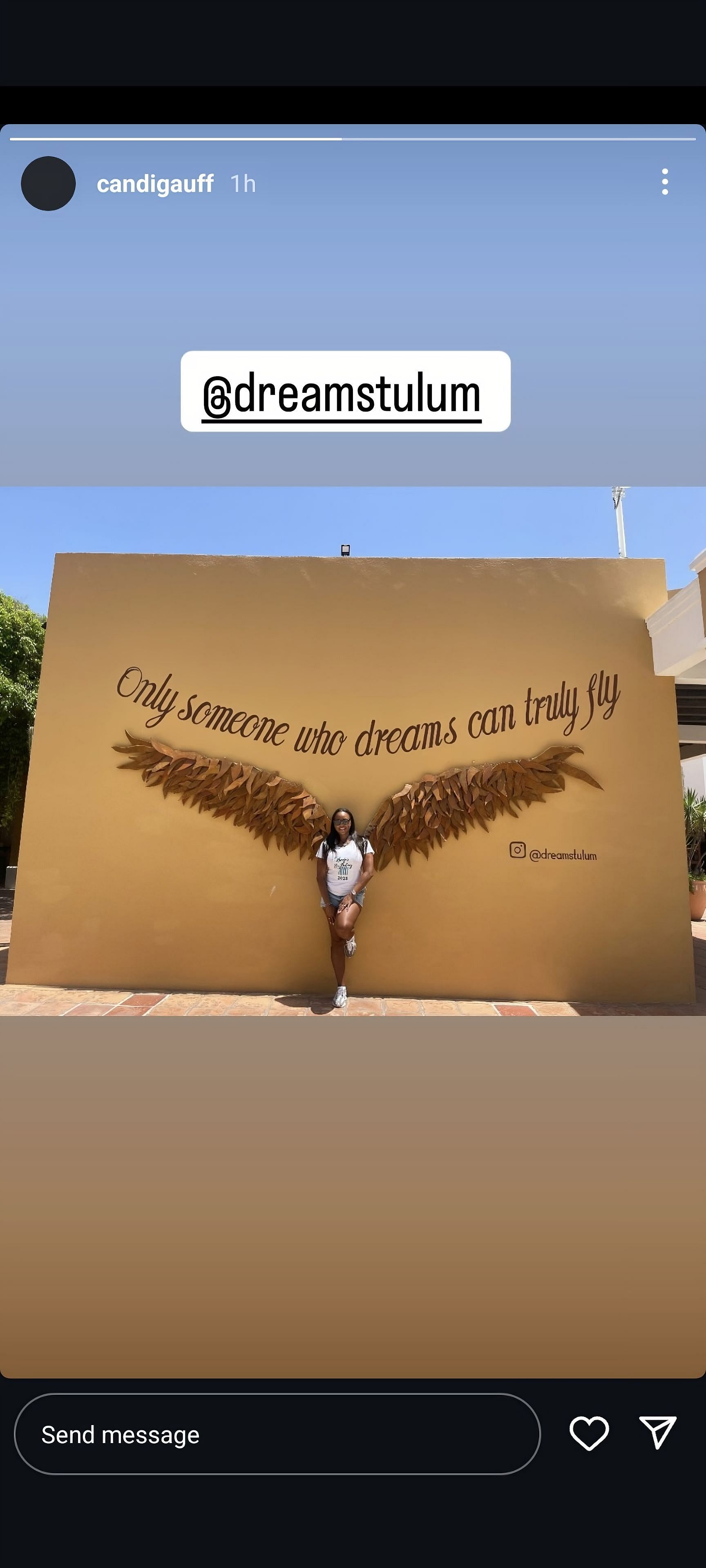 Candi Gauff pictured posing in front of a mural in Mexico (Source: instagram.com/candigauff/)