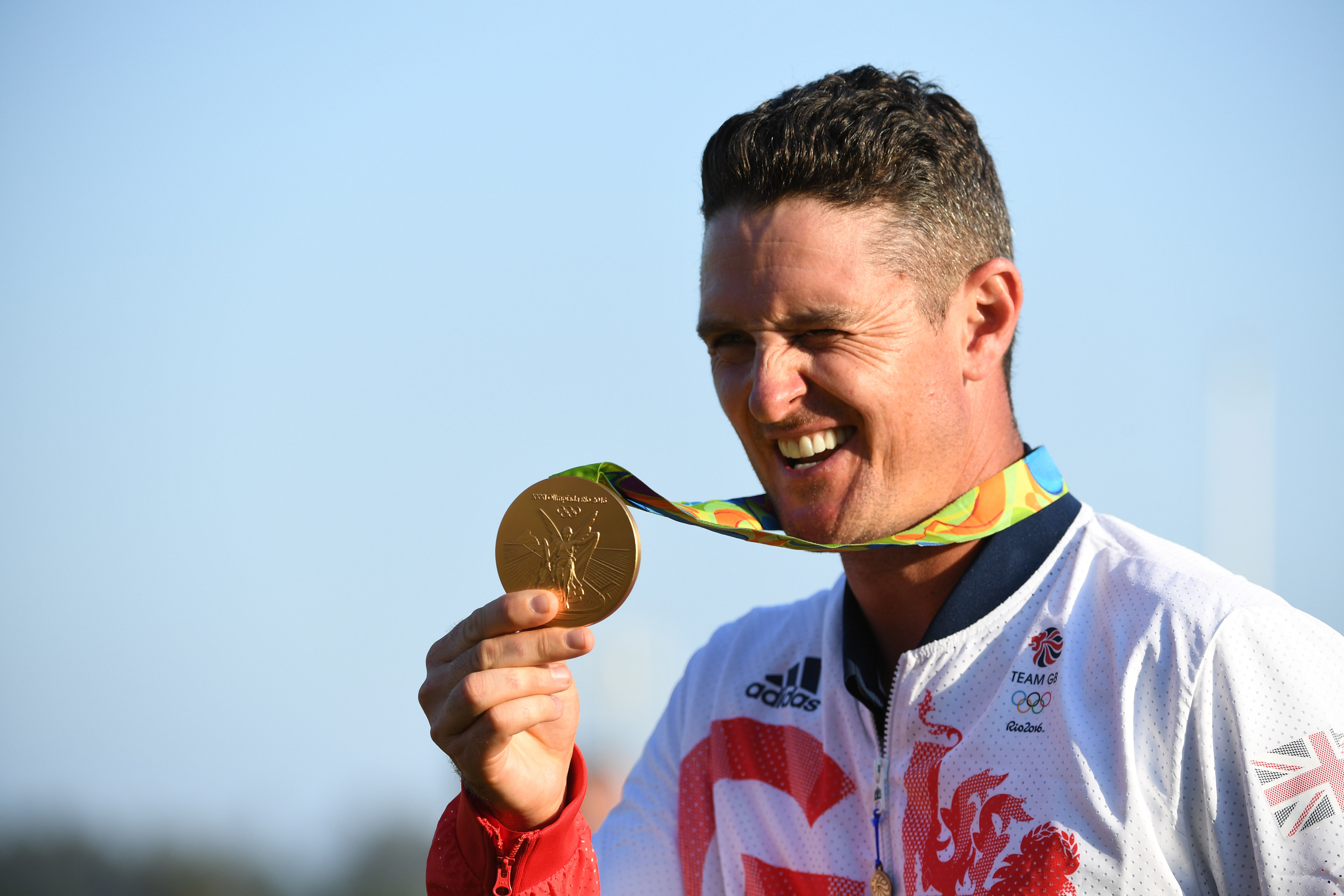 Justin Rose poses after winning the gold medal at the 2016 Rio Olympics: Golf-Men&#039;s Individual (Image Source: Imagn)