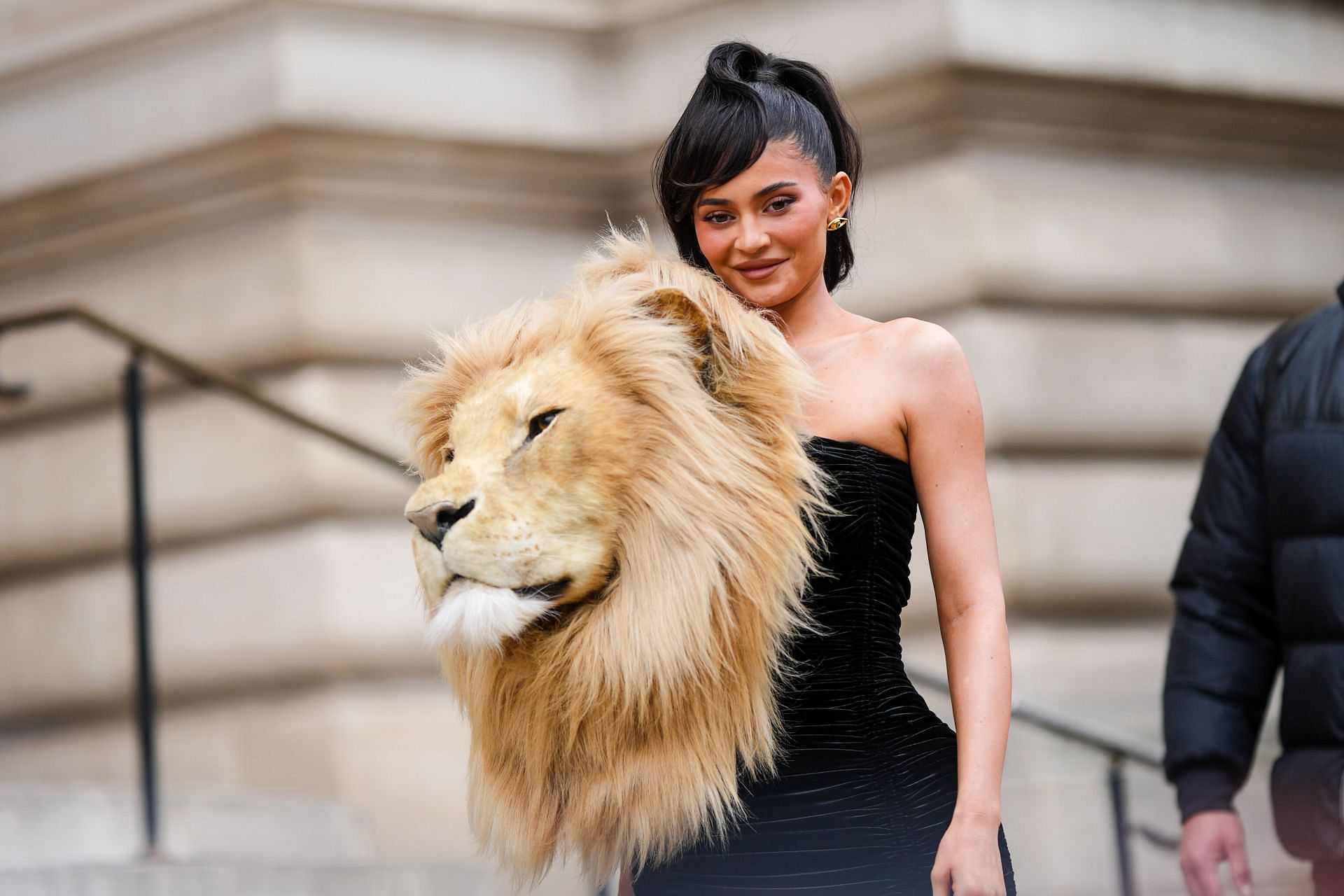 Celebrity Sightings - Paris Fashion Week - Haute Couture Spring Summer 2023 : Day One - Source: Getty