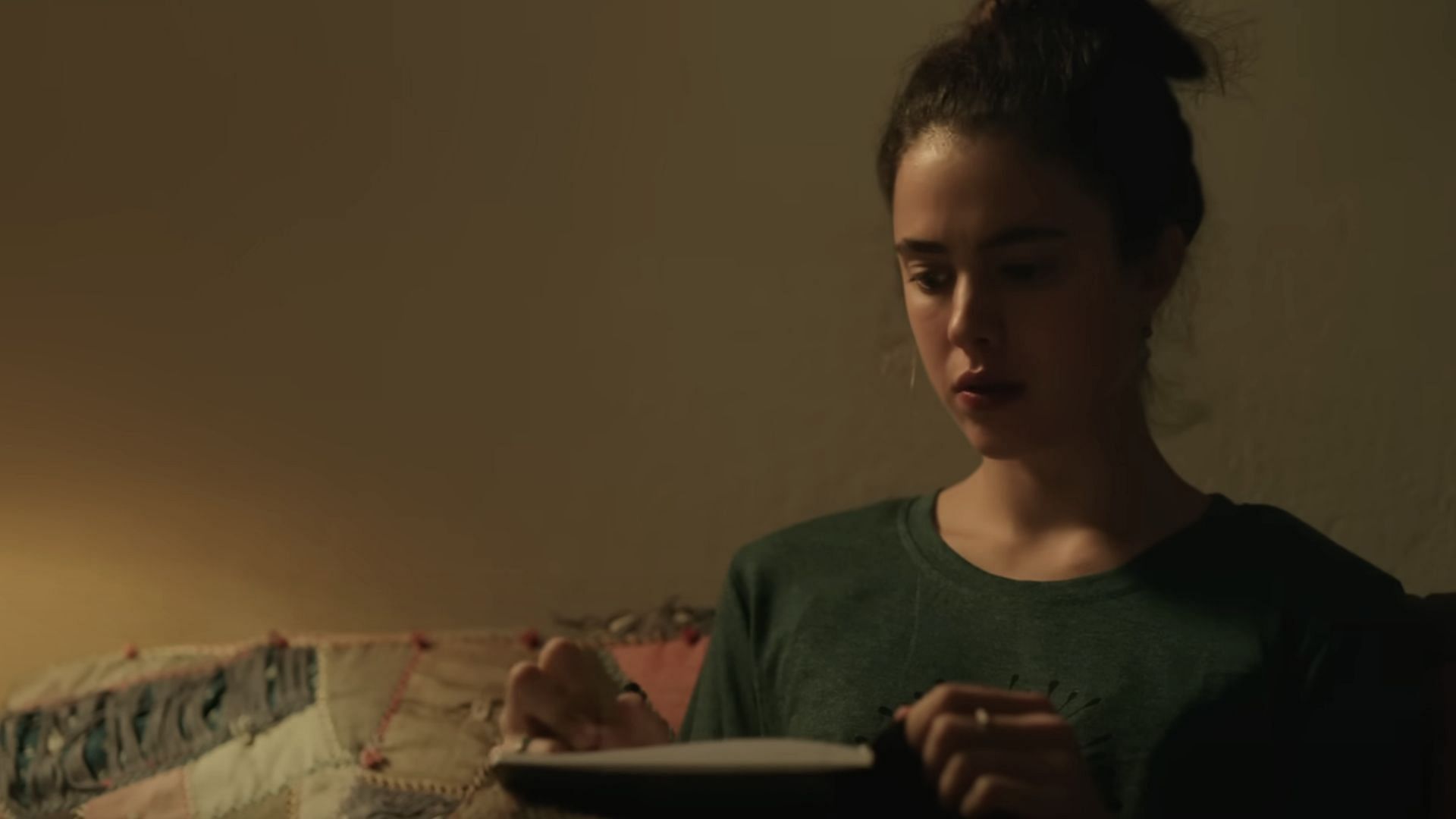 Margaret Qualley as Alex (Image via Youtube / Netflix)