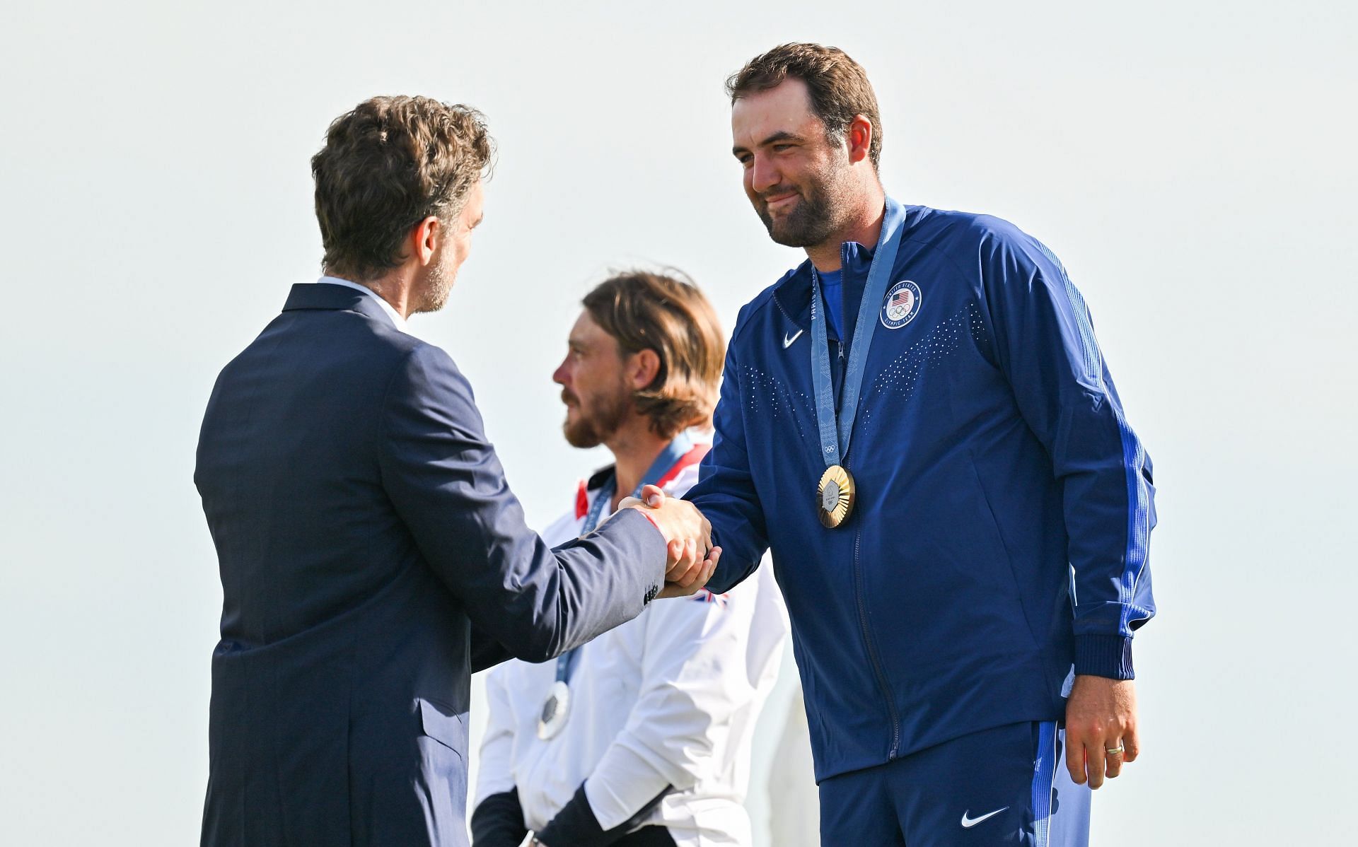 Scottie Scheffler receives his golf gold medal (Source: Getty)