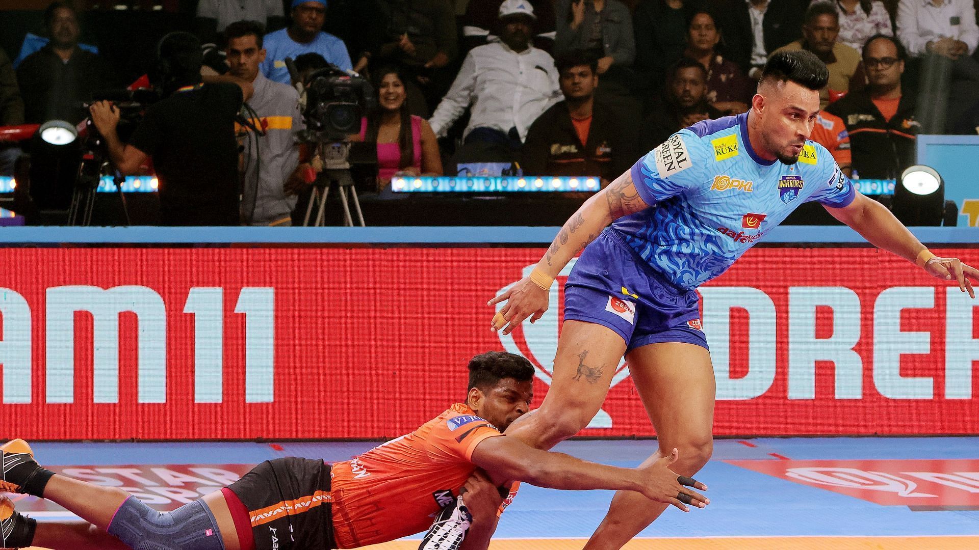 Maninder Singh in action for the Bengal Warriorz in PKL Season 10 (Image Credits: PKL)