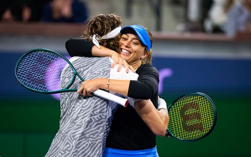 Stefanos Tsitsipas and Paula Badosa embrace (Image via Getty)