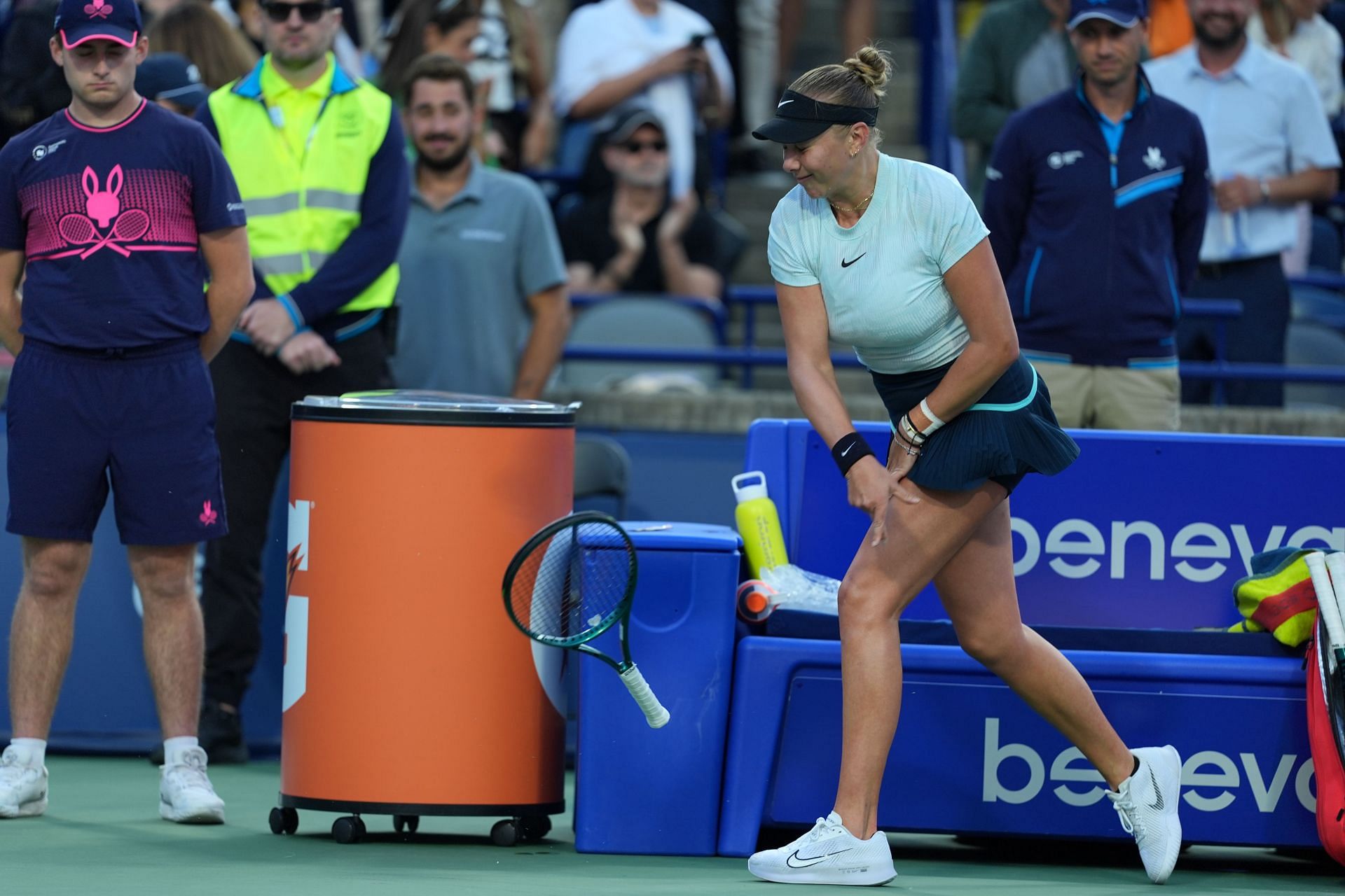 Amanda Anisimova's racquet bounces off the floor (Source: Getty)