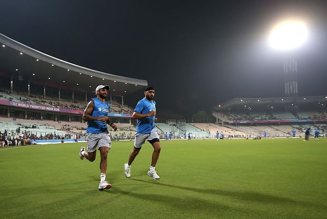 “Yellow kache wala” – Harbhajan Singh drops cheeky reply to Shikhar Dhawan’s latest Instagram post
