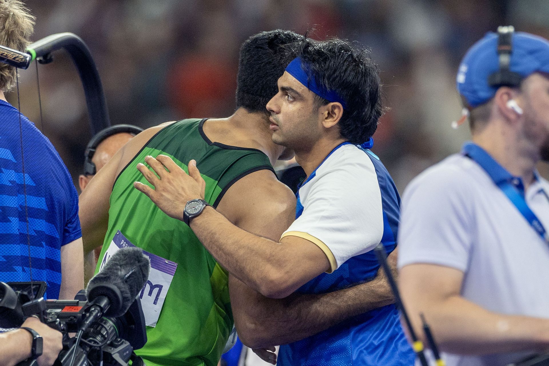 [Watch] Neeraj Chopra hugs Arshad Nadeem after the latter seals Paris