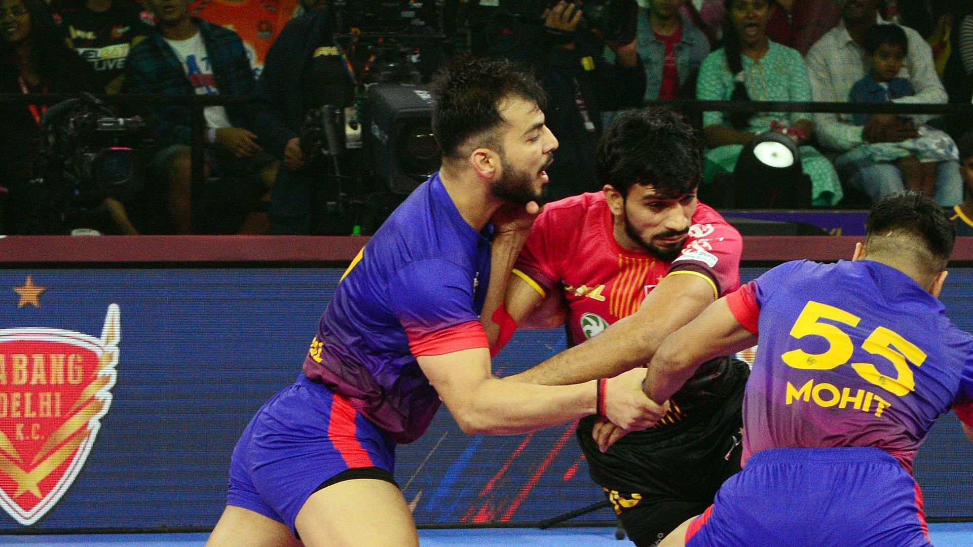 Vishal Bhardwaj (left) is among the top defenders in the league. (Image Via: Pro Kabaddi)